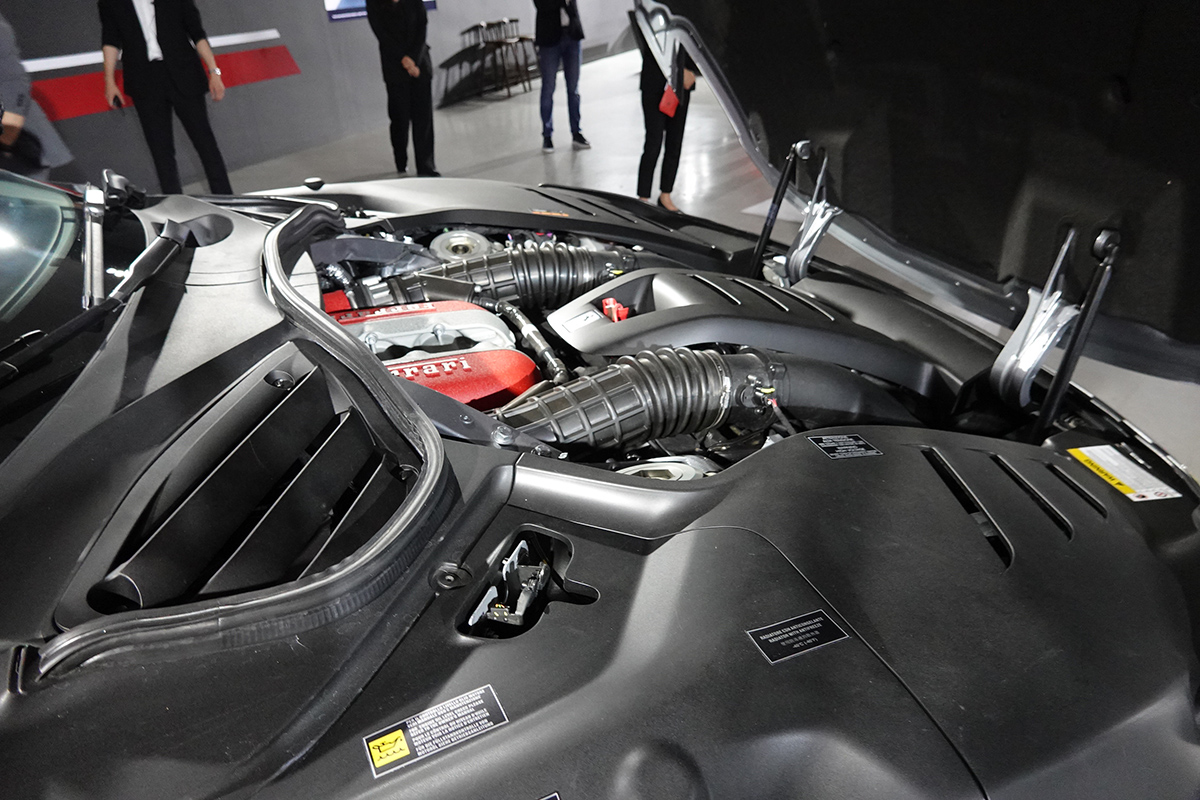 フェラーリ プロサングエのフロントフードオープン状態、V12エンジン